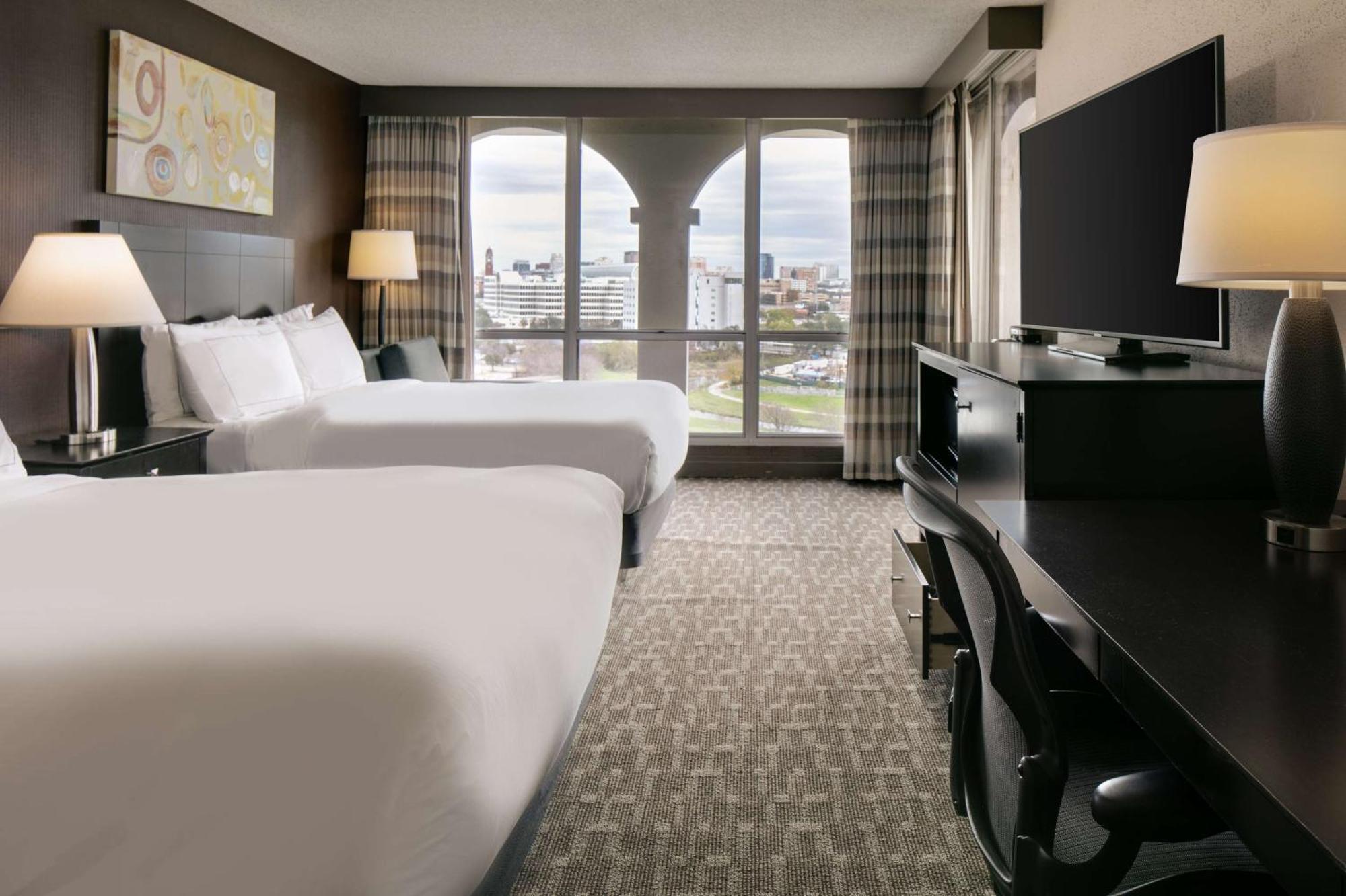 Doubletree By Hilton Dallas Market Center Exteriér fotografie